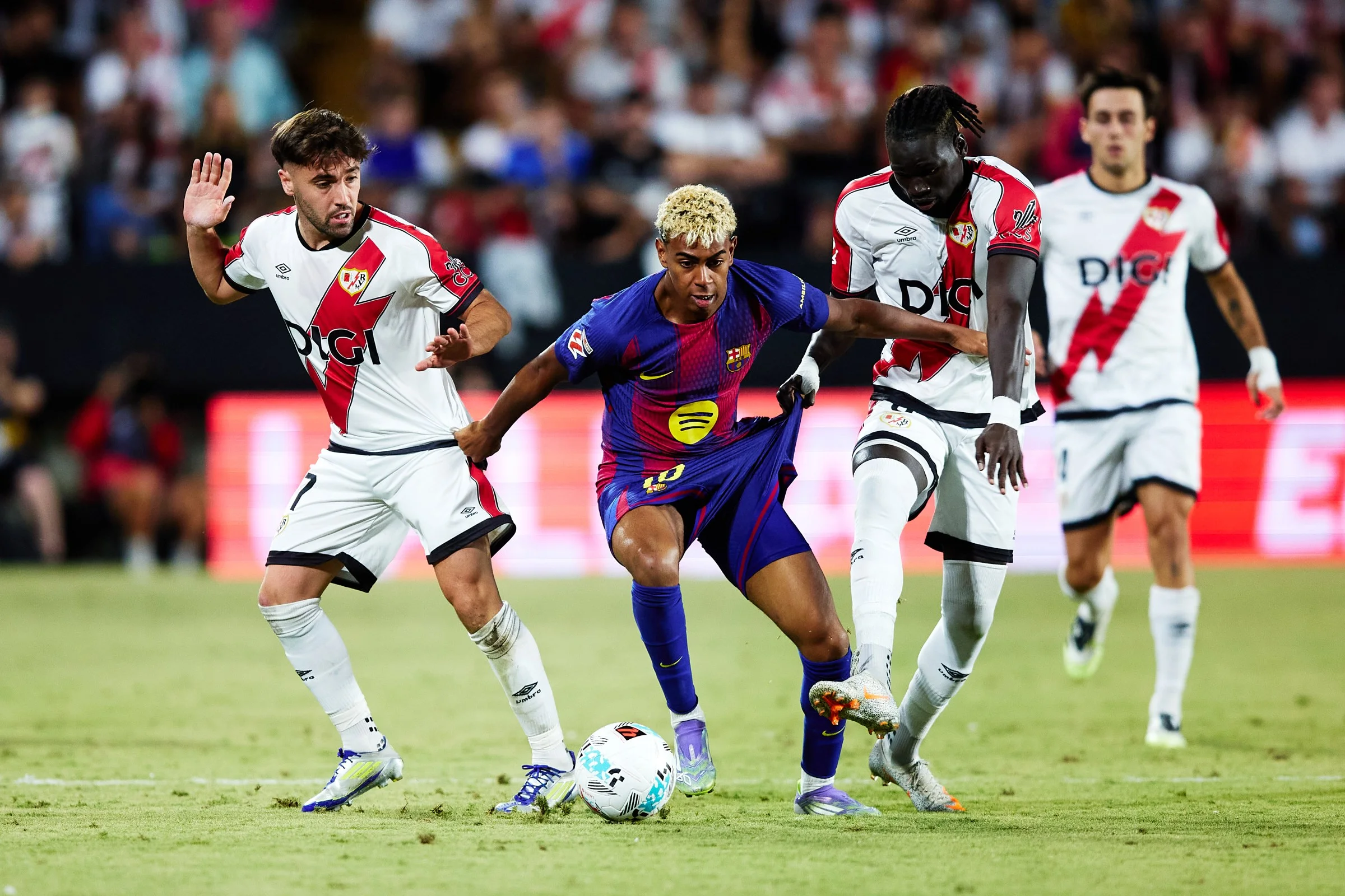 img of Barcelona deja escapar puntos en Vallecas en un partido envuelto en polémica por el fallo del VAR